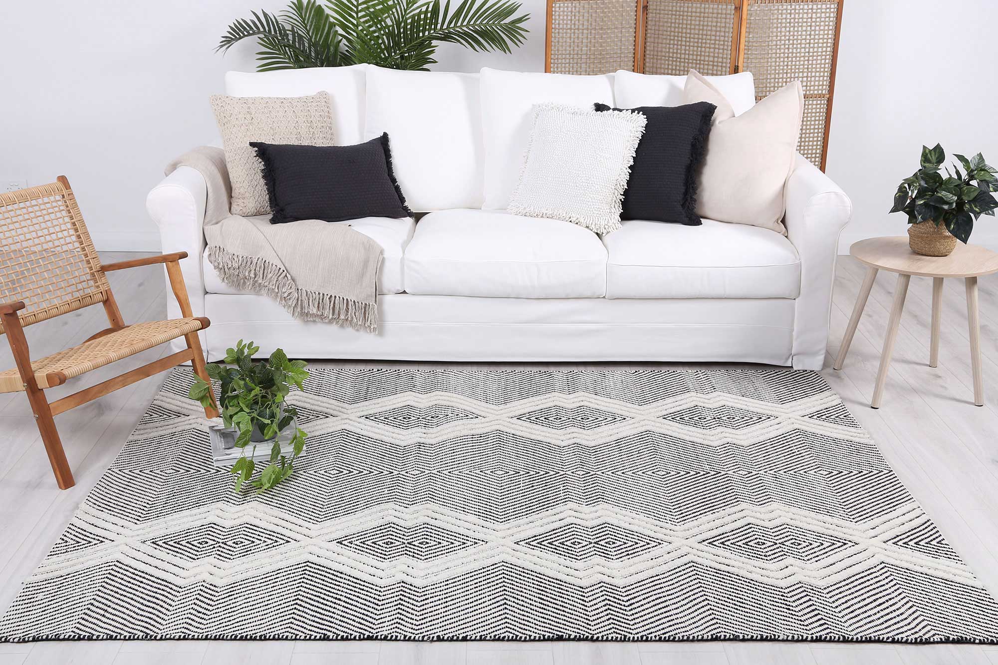 Kaiden Diamond Tribal Ivory Wool Rug